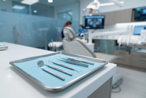 Instrumental de alta precisión y protocolos de esterilización estrictos